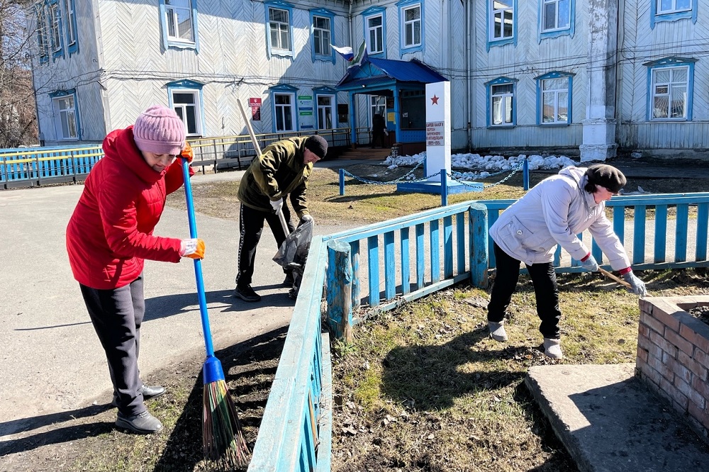 В селе Усть-Ишим организации приступили к уборке территорий.